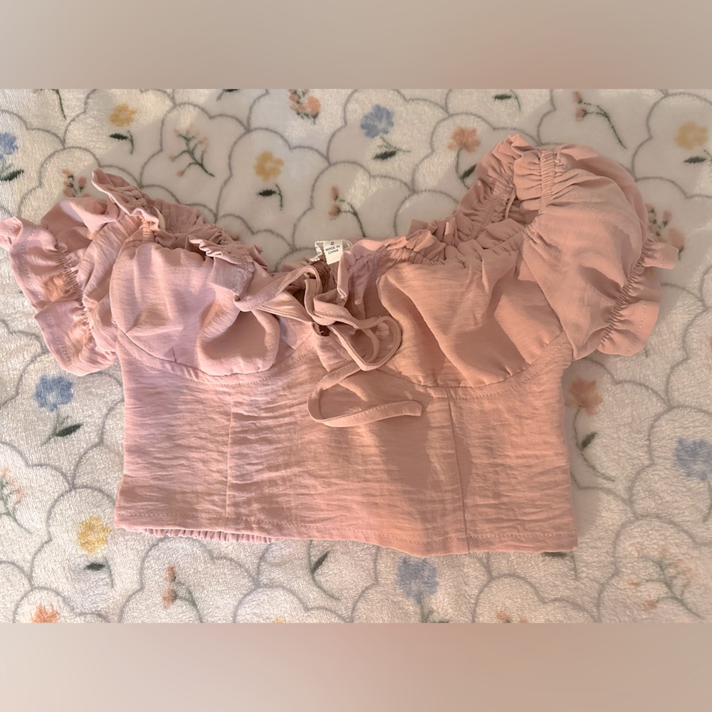 Brand: Fashion Nova 🩷 • super cute for lunch outing • crop top